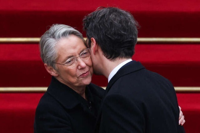 每周图片精选（1.6-1.12）｜法国新总理、“遇见”偶像、乐享冰雪