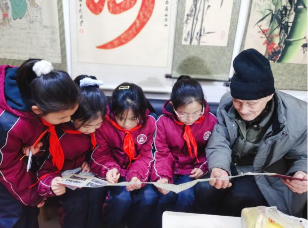 城关中学开展学雷锋志愿服务活动,学校学雷锋志愿服务队授旗仪式