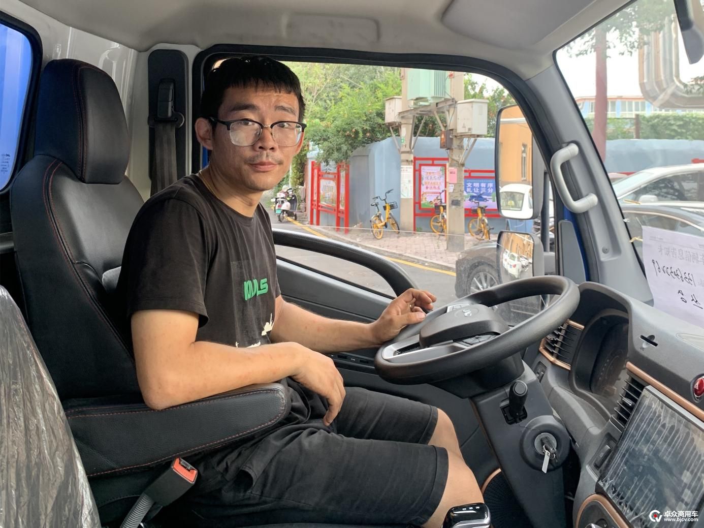 快递网点配送忙他换江淮1卡骏铃聚宝盆上绿牌通行顺、更省油！