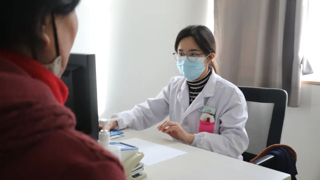 医术精湛情暖人心患者感恩送锦旗,眼科医生医术高超锦旗