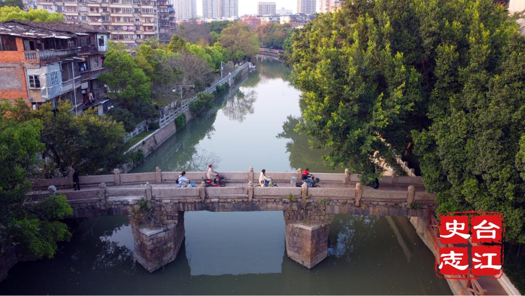 游泳摸河蚌配歌,游泳视频摸田螺