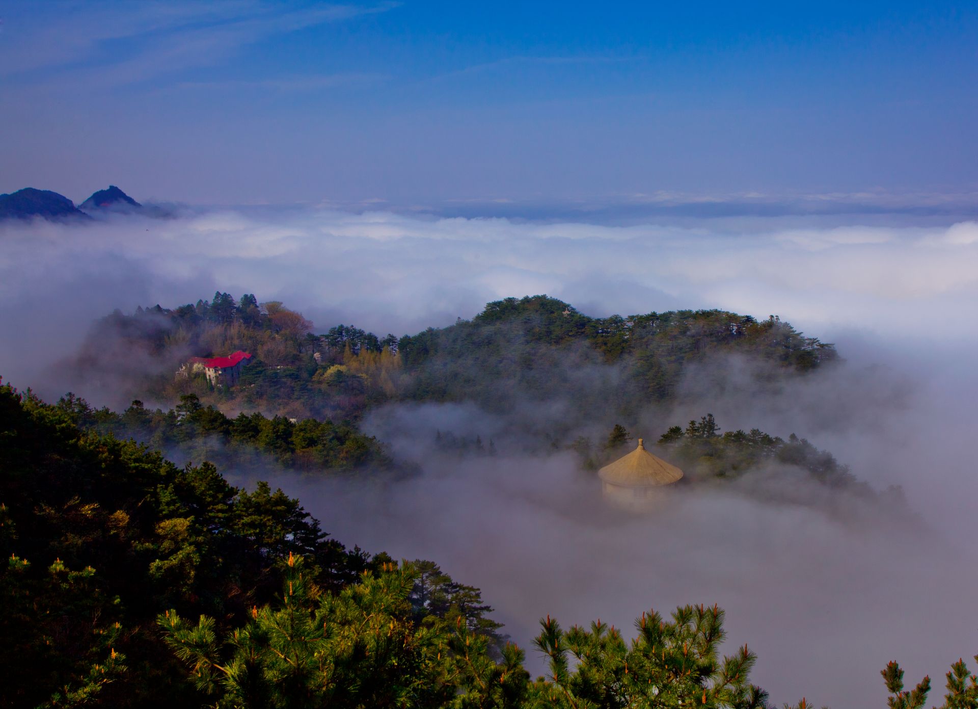 庐山含鄱口云雾,庐山是褶皱山还是断层山