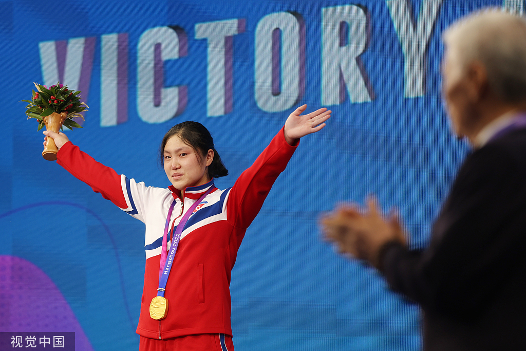 “卷”才有进步！中国女举接连失利之后，队员教练感谢朝鲜队