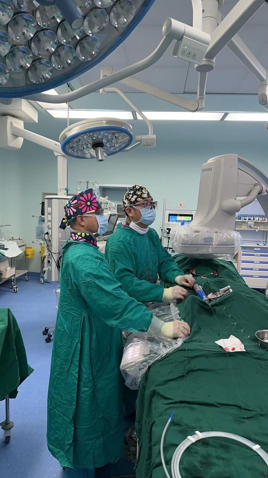 69岁老人因气温骤降髂动脉巨大动脉瘤破裂，青大附院血管外科紧急“拆弹”