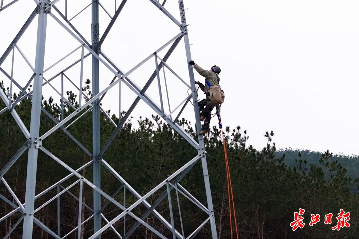 严寒高空作业,严寒里的高空作业的电力工人