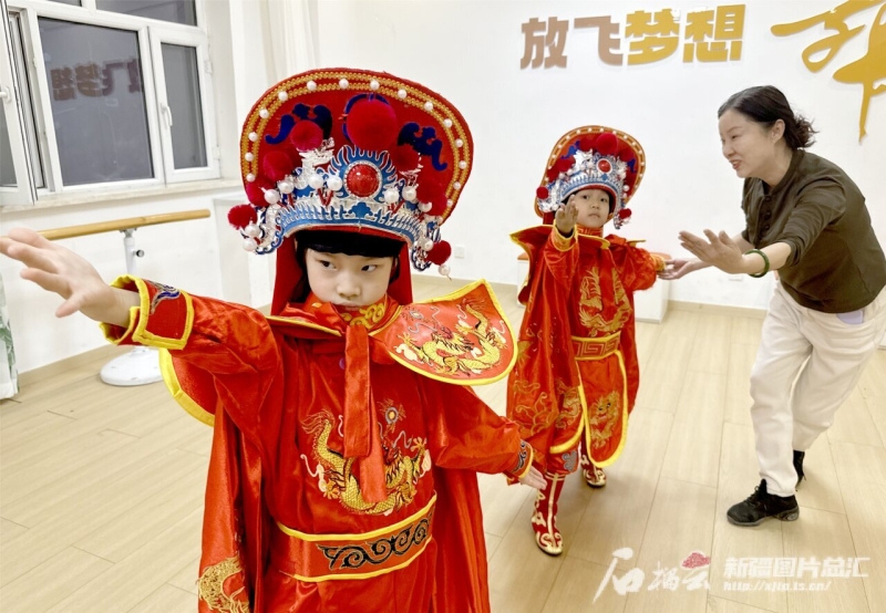 帅！福海县有一支“变脸”阿姨艺术团