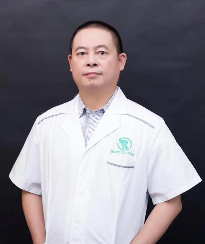 被恶犬咬伤女童接受救治,女童在小区被恶犬撕咬遇到好心人