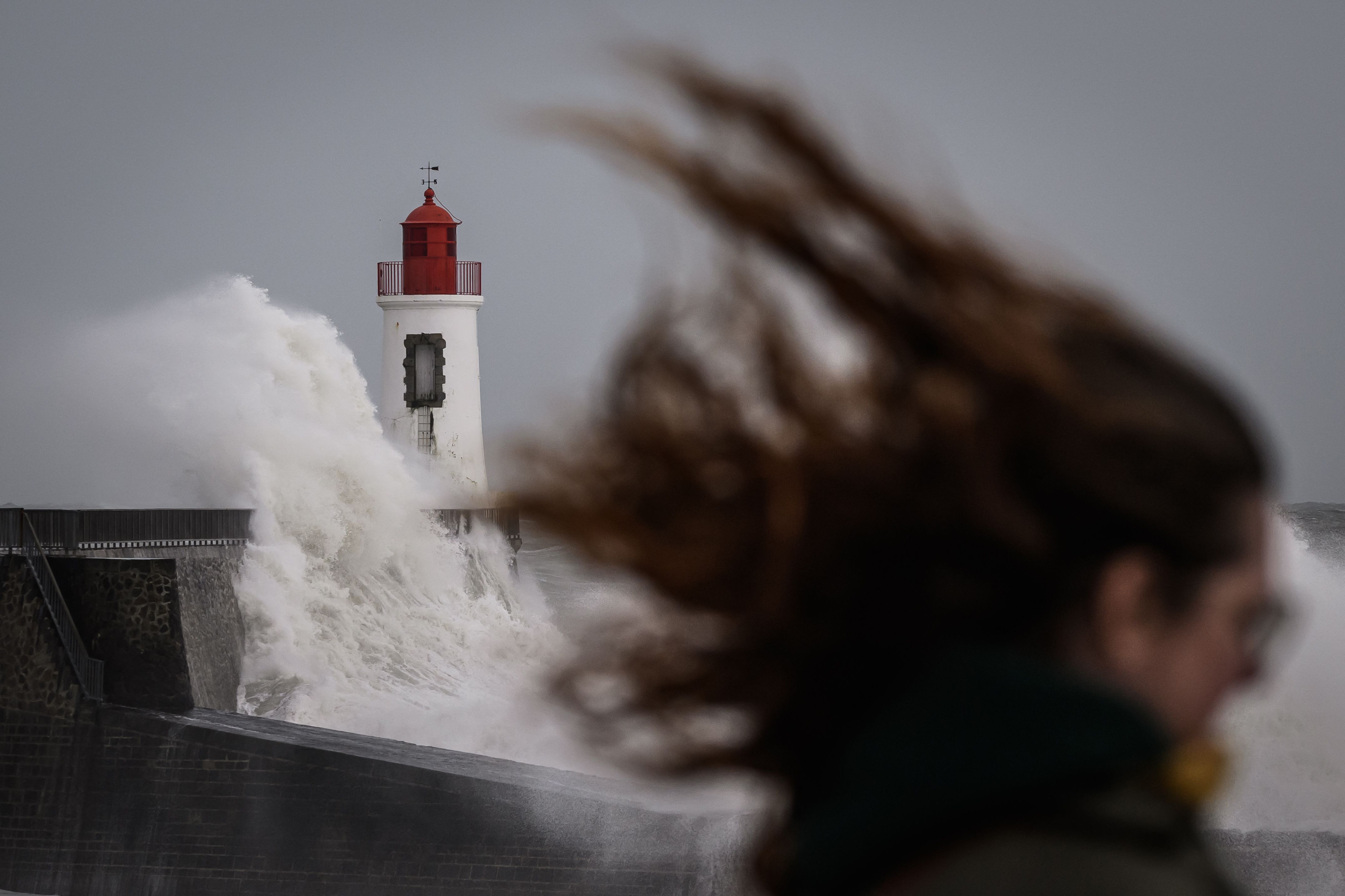 外代一线台风图片,外代一线5风暴纳尔逊袭击欧洲