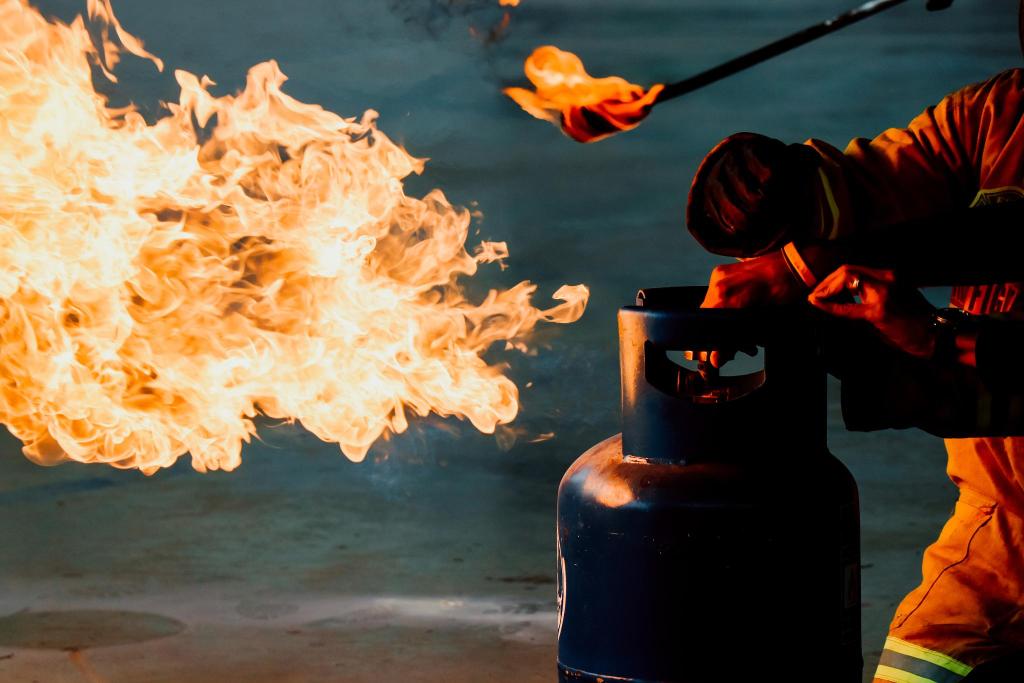 燃气泄漏闪爆,燃气泄漏发生闪爆