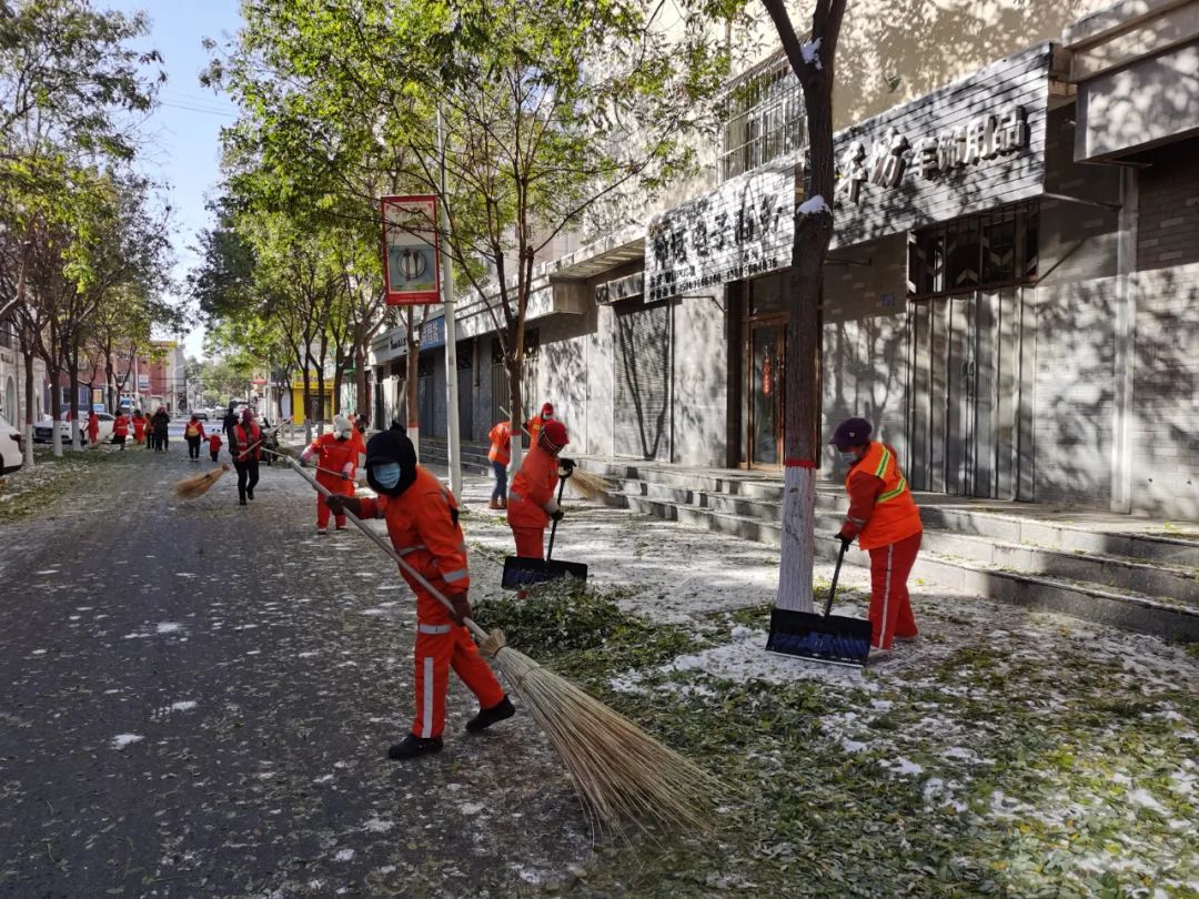 环卫工人雪天清理积雪,环卫工人昼夜奋战清除积雪