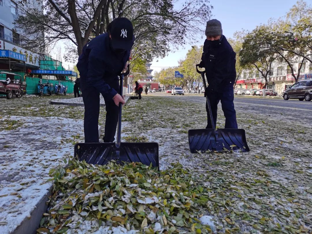 环卫工人雪天清理积雪,环卫工人昼夜奋战清除积雪