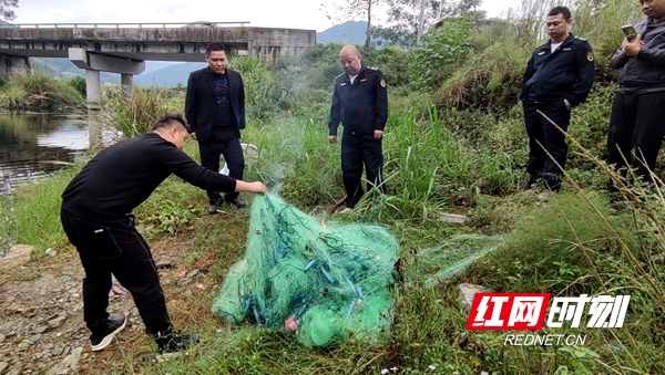 勇挑护水之责做护河治水的忠诚卫士——记邵阳新宁最美护河员李明