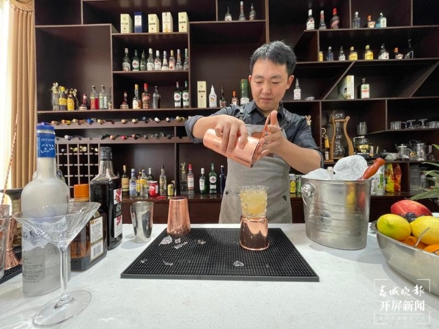 摇摇酒瓶轻松月入万元？首席调酒师告诉你，入行可没那么容易