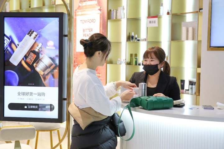 “3个月都排不上”“半个小时就空了”，不靠主播，线下美妆专柜靠什么圈粉？