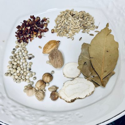 剔出来的羊肥膘别浪费,熬个羊油辣子喝汤拌面美滋滋