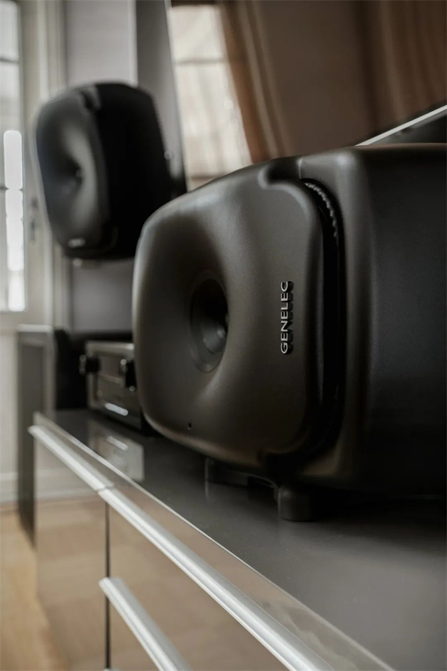 这间拥有真力TheOnes5.1环绕声系统的大客厅，你慕了吗？