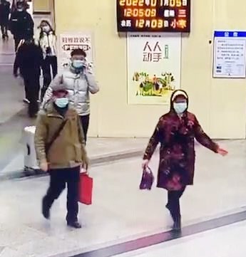 武汉地铁站寻找失主,地铁工作人员帮忙找到失物