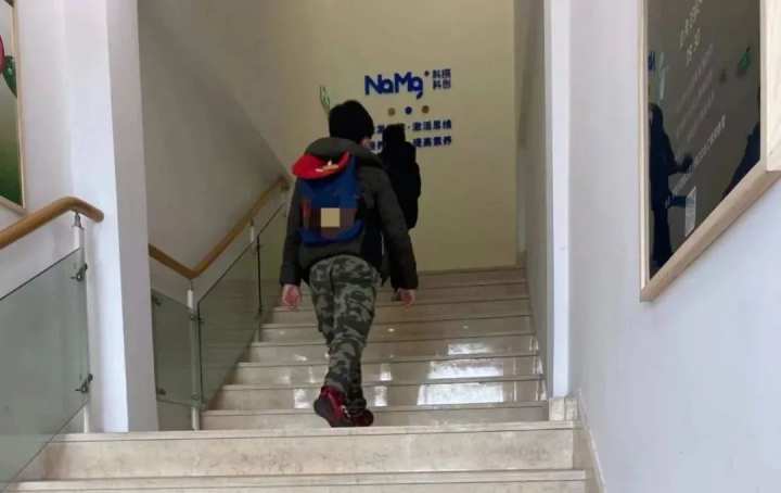 当寒假没了学科培训班，今天杭州街头这一幕叫人感慨万千