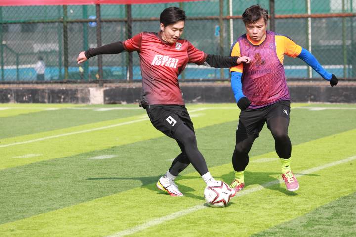 杭州大伯太结棍！最强大伯健身天团出圈，帅气大叔足球队要不要了解一下