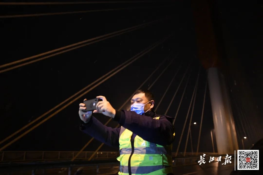 早安武汉｜一觉醒来，武汉真下雪了！他们从昨晚一直守到现在……