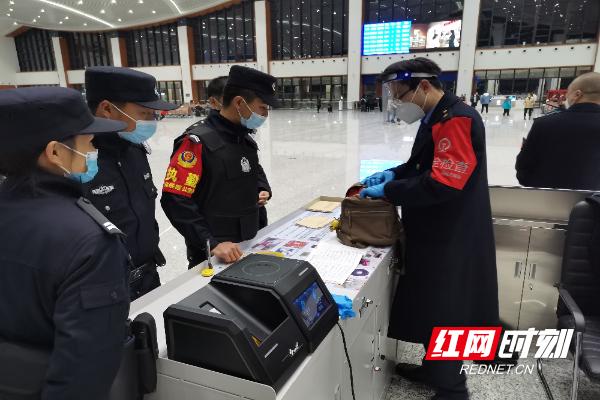 火眼金睛安检员,春节坚守岗位守护旅客回家路