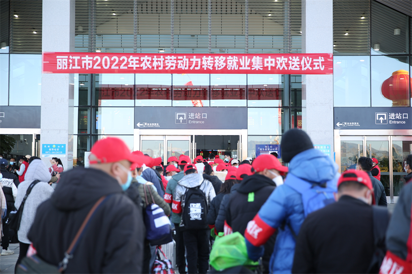 “出去务工3个月，保底收入20000元”，昨天这批工人登上了希望的列车