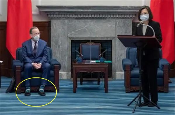 台媒：美方窜访团成员穿花袜子见蔡英文不合礼仪，但台官员没辙