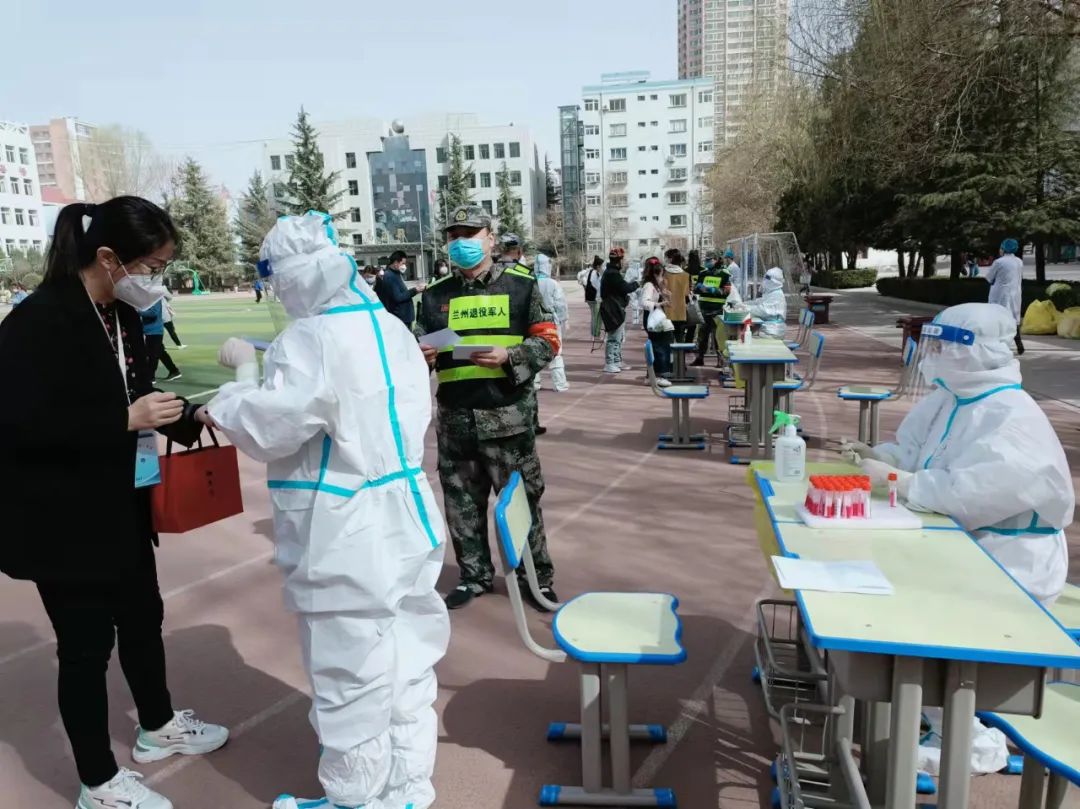 上下协同聚合力社企联动并肩行——退役军人志愿者保驾护航城关区教师资格证考试