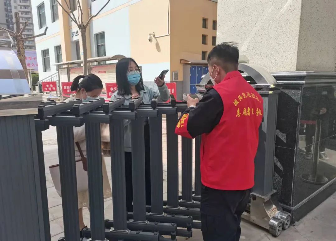 上下协同聚合力社企联动并肩行——退役军人志愿者保驾护航城关区教师资格证考试