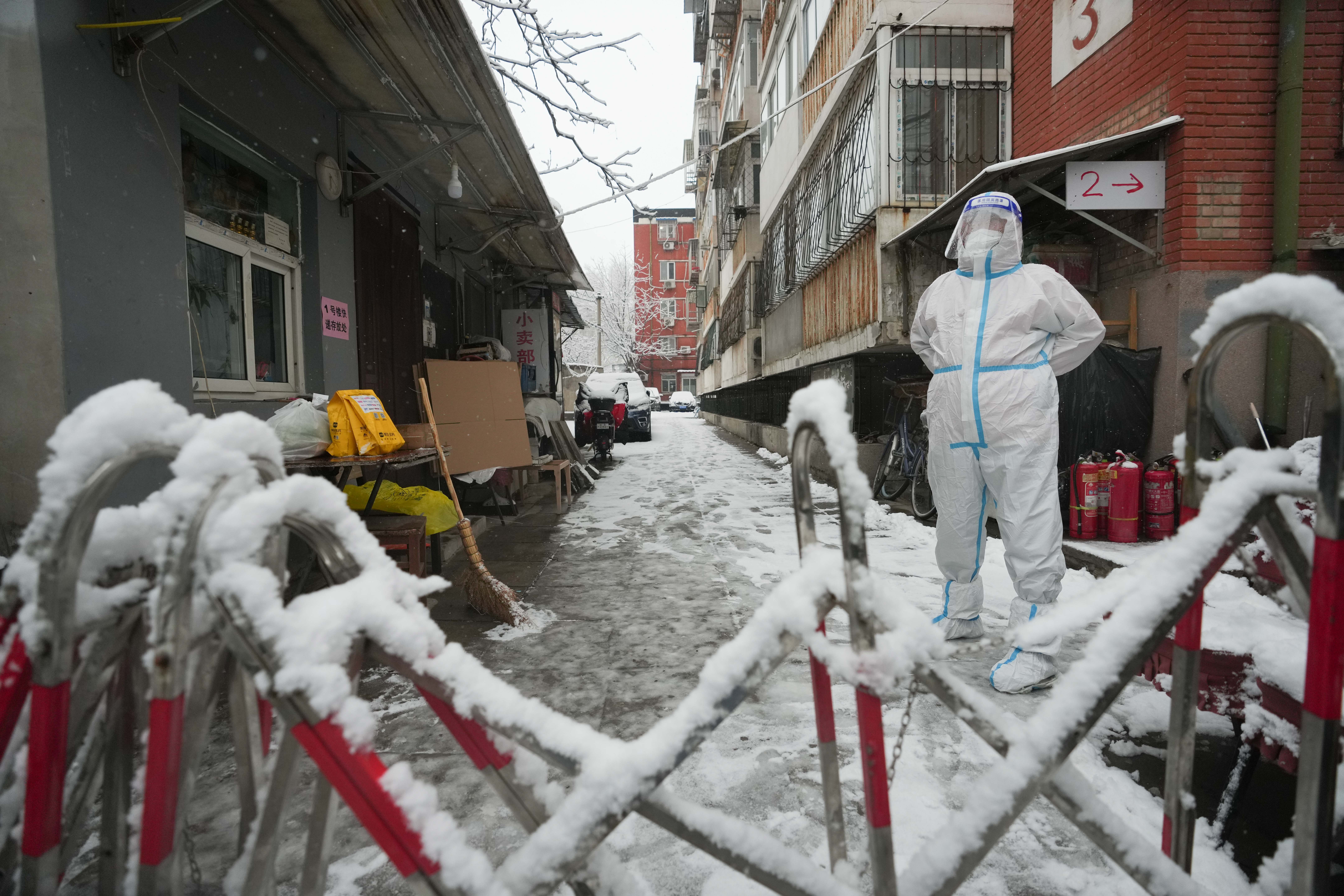 风雪中为疫情防控奉献,疫情防控致敬风雪严寒中的守护者