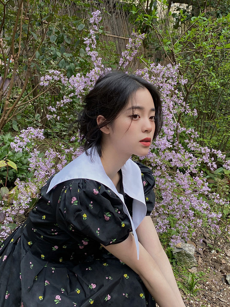 欧阳娜娜头像ins高级质感,欧阳娜娜穿碎花吊带晒阳光自拍