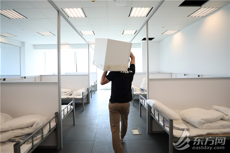 上海一线江景写字楼变方舱,上海黄浦区一座体育馆改建方舱