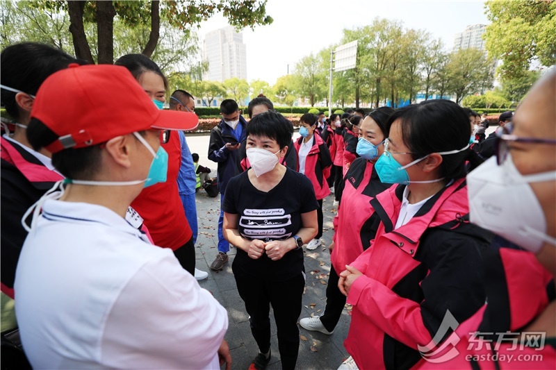 上海一线江景写字楼变方舱,上海黄浦区一座体育馆改建方舱