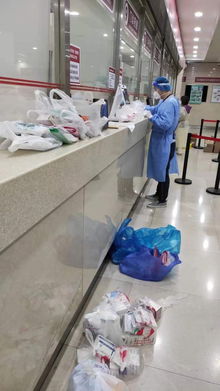 长风新村街道丨“警”锐出动！长风这位“大白”闪着金色微光