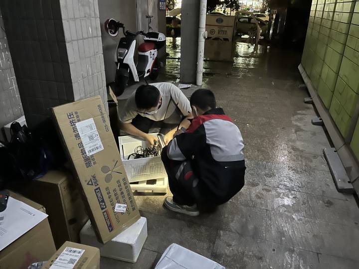 慢下来的快递｜结束隔离重返岗位，小哥裹着一身消毒水味穿街过巷