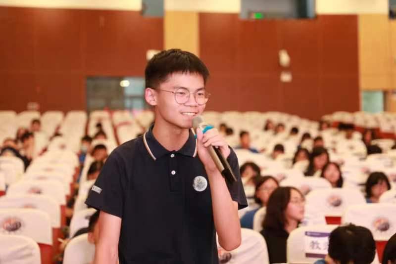 在郡外，有一种幸福叫做校长姐姐给我们讲作文