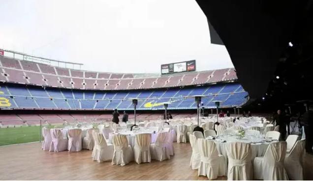 巴萨穷疯了？出租主场办婚礼、踢坝坝球、玩密室逃脱，为还债花式自救