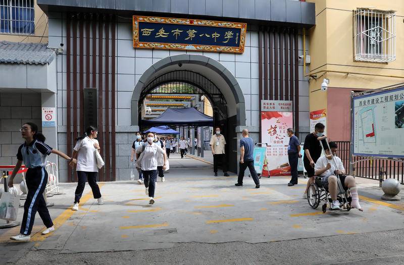 西安一名中考生“伤腿不伤志”父子情深备战中考