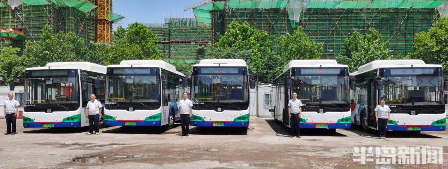 青岛这条繁华大道，因香港回归得名！104路公交线行驶25年见证沿线发展变迁