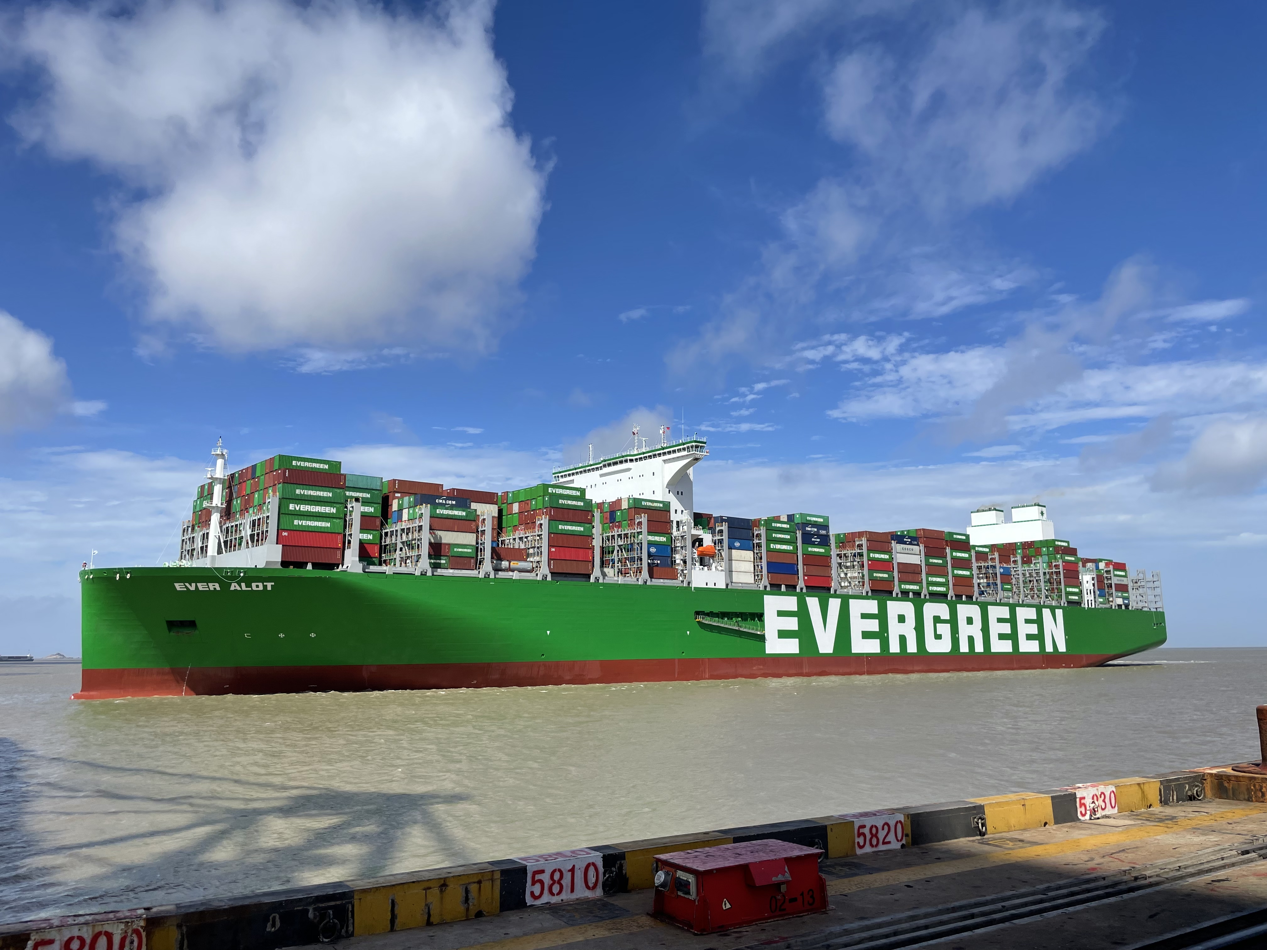 世界最大集装箱班轮今晨靠泊上海!刷新超大型集装箱轮靠泊洋山深水港的历史纪录