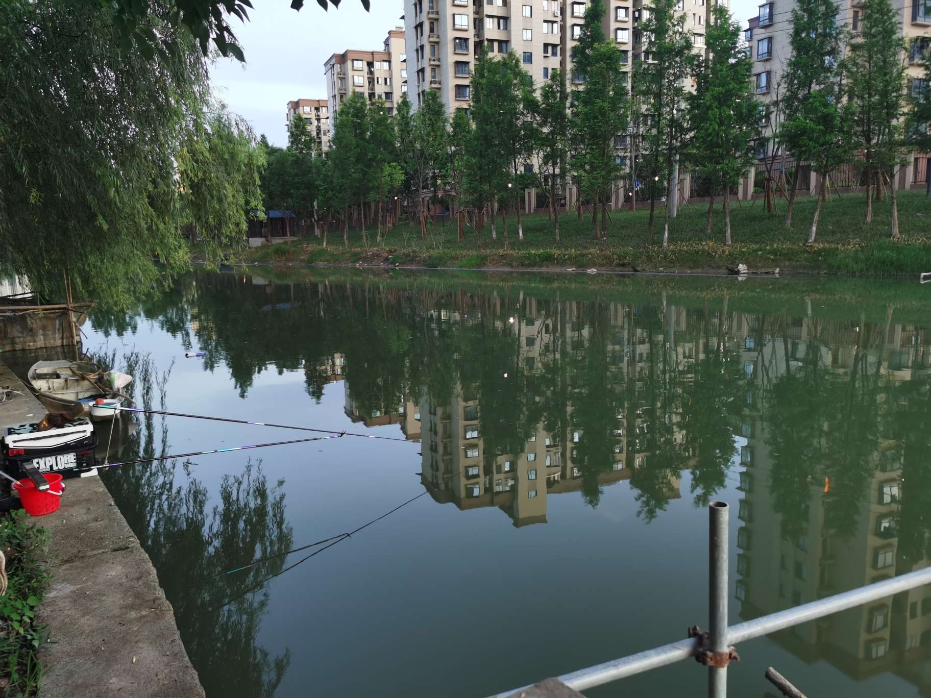 夏夜作钓难上难，百般曲折留遗憾