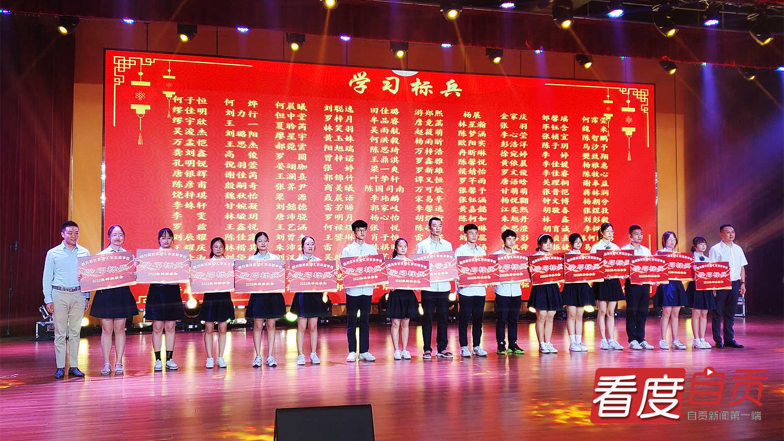 “春华之光”师生展风采