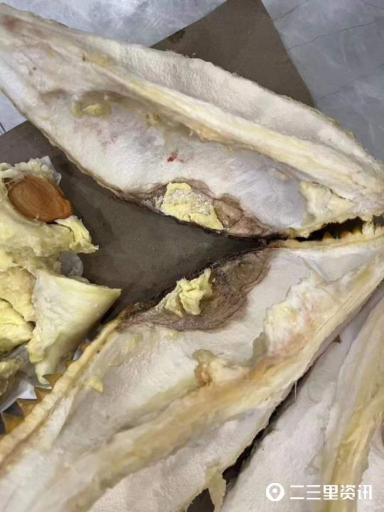 永辉超市买的散装榴莲馊了,顾客称买榴莲商家偷藏肉