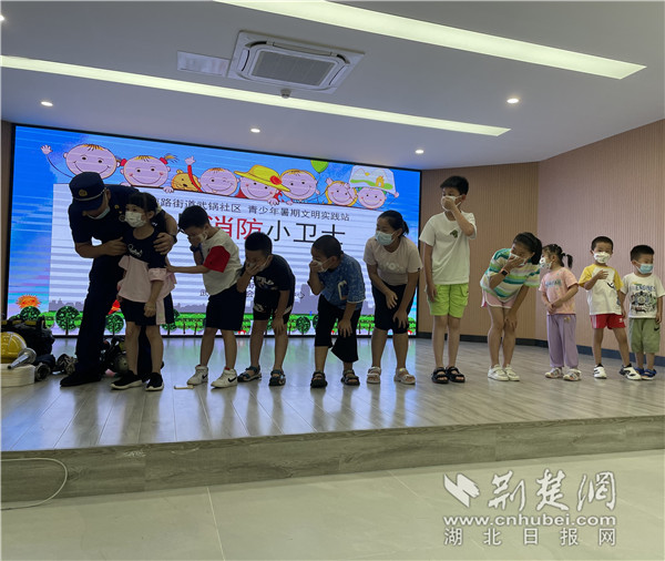 消防队的欢乐时光消防安全演练,消防员花式集体训练