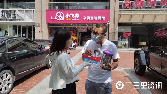 男子买到过期奶粉,买奶粉的男子