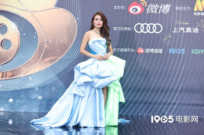 微博之夜红毯王一博周冬雨,2022王一博周冬雨微博之夜