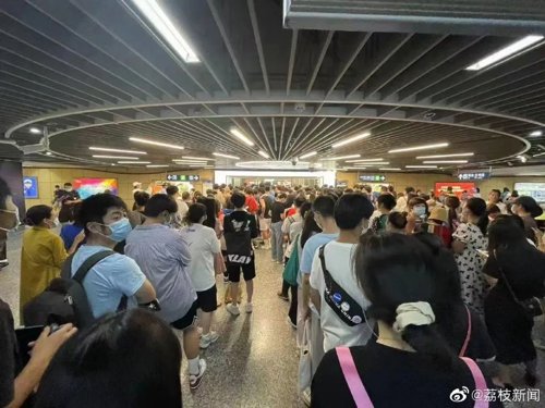 飙上热搜！凌晨4点排队，黄牛加价200元，半小时售罄！人民网发话了！多地取消限购？回应来了！3000多只股下跌，这家影院首秀涨停