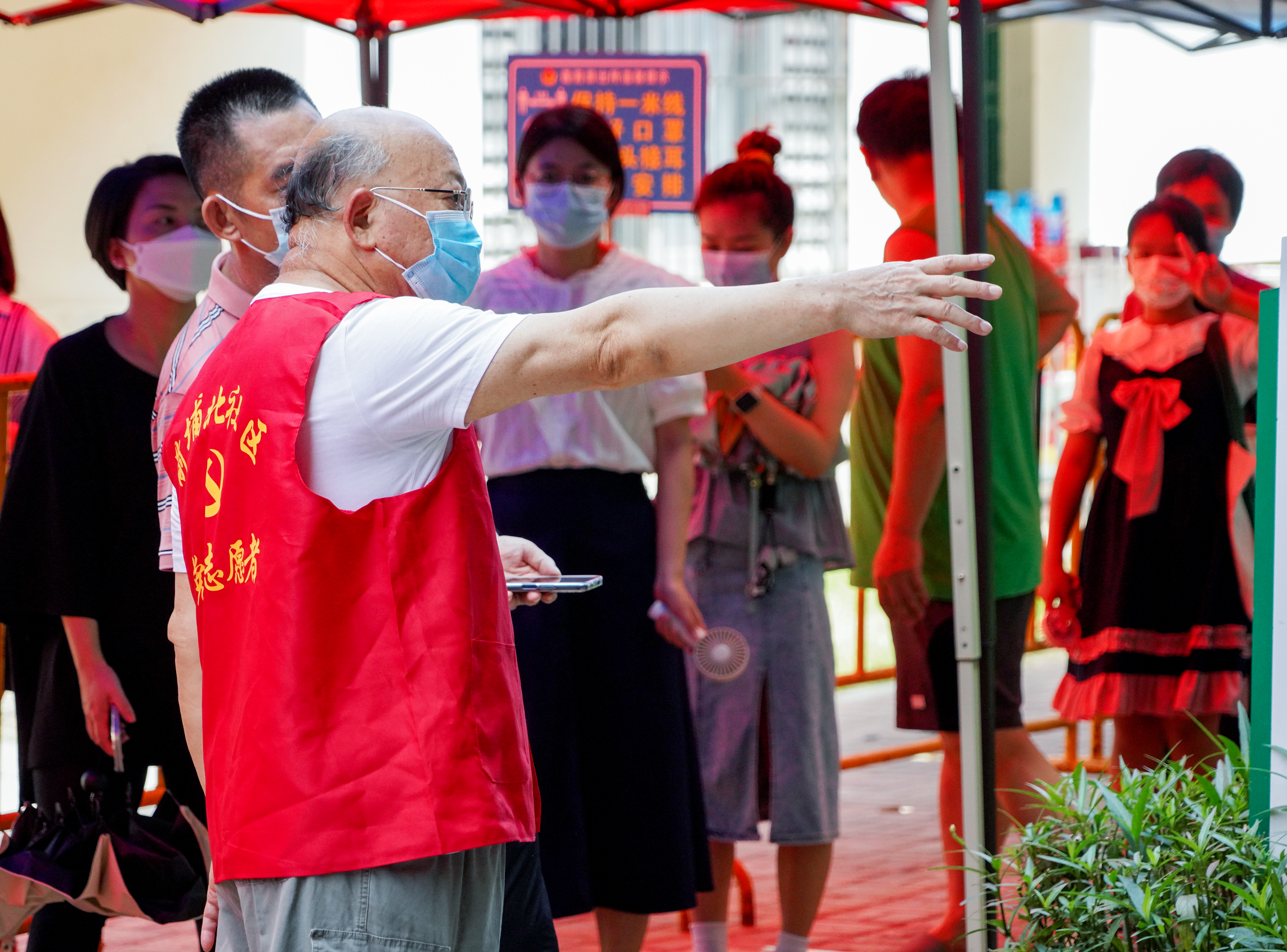 一抹志愿红温暖抗疫路,厦门抗击疫情志愿者