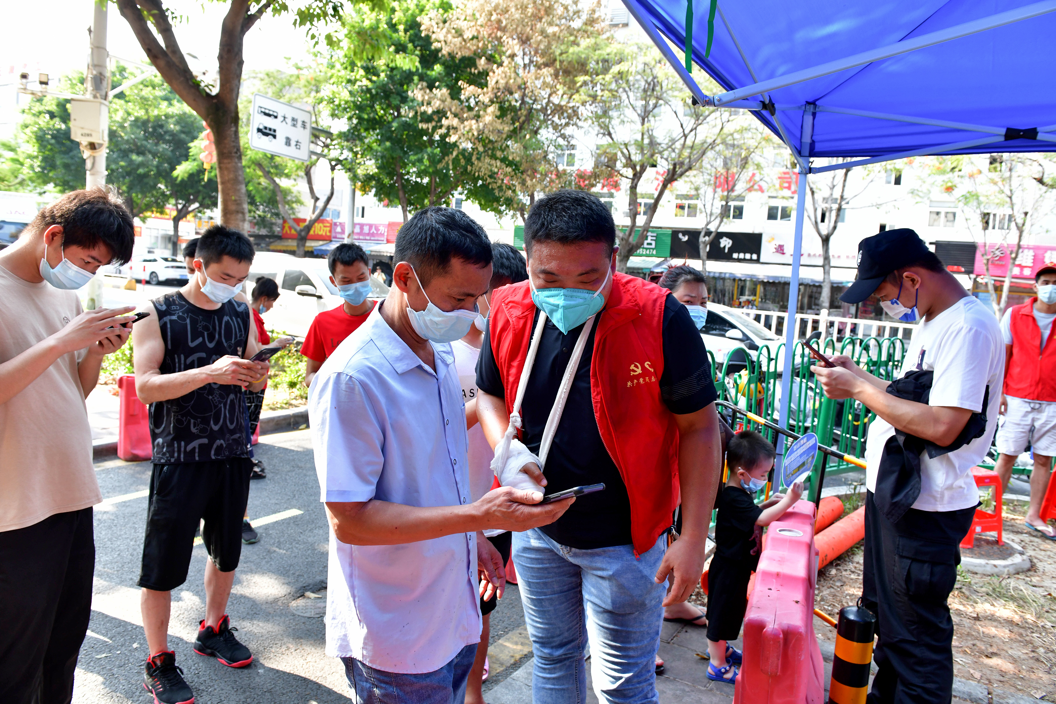 一抹志愿红温暖抗疫路,厦门抗击疫情志愿者