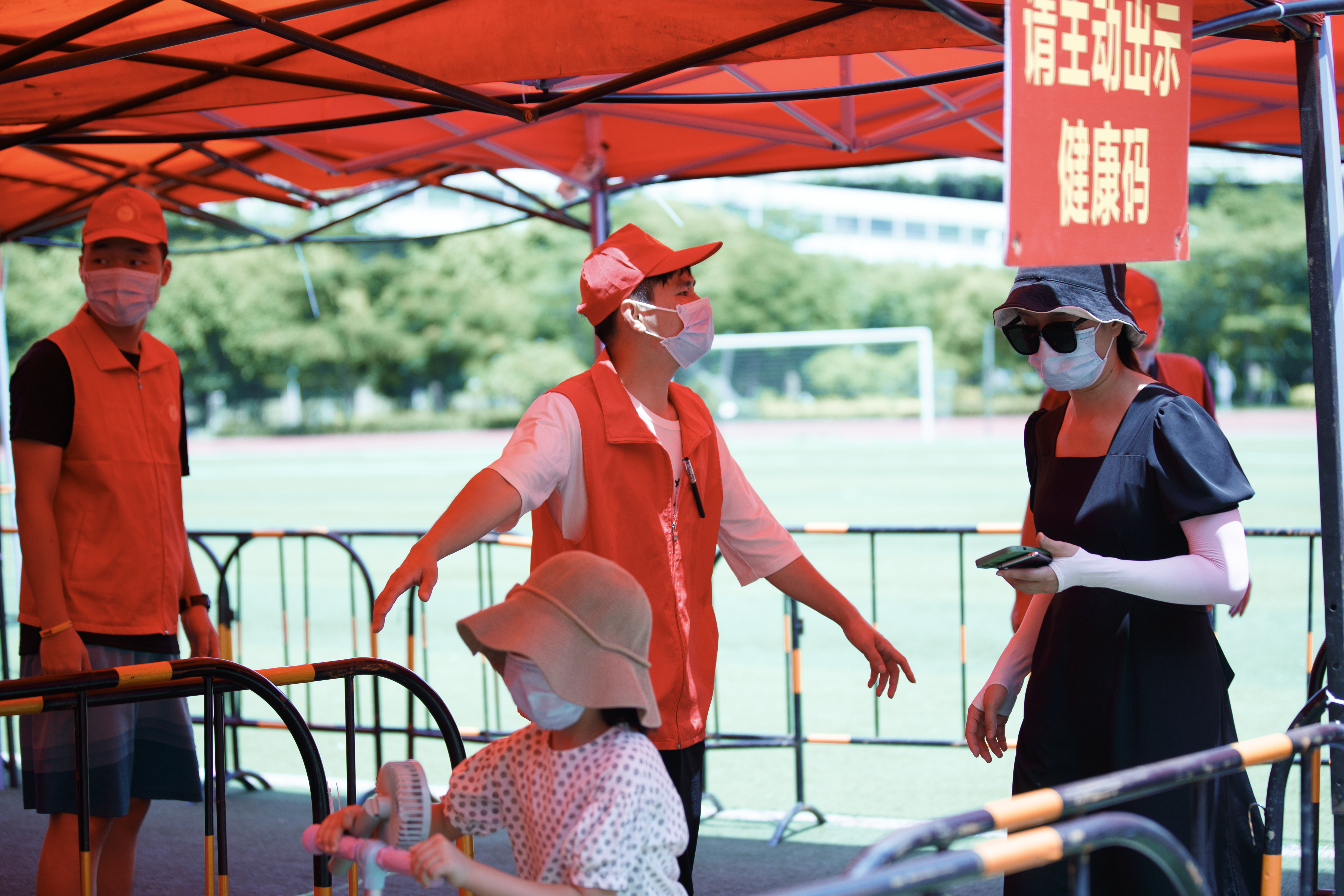 一抹志愿红温暖抗疫路,厦门抗击疫情志愿者